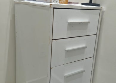 Gaveteiro branco no Studio de Unhas, Bauru, São Paulo, BR.