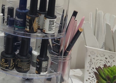 Coleção de esmaltes e acessórios de manicure no Studio de Unhas, Bauru, São Paulo, BR.