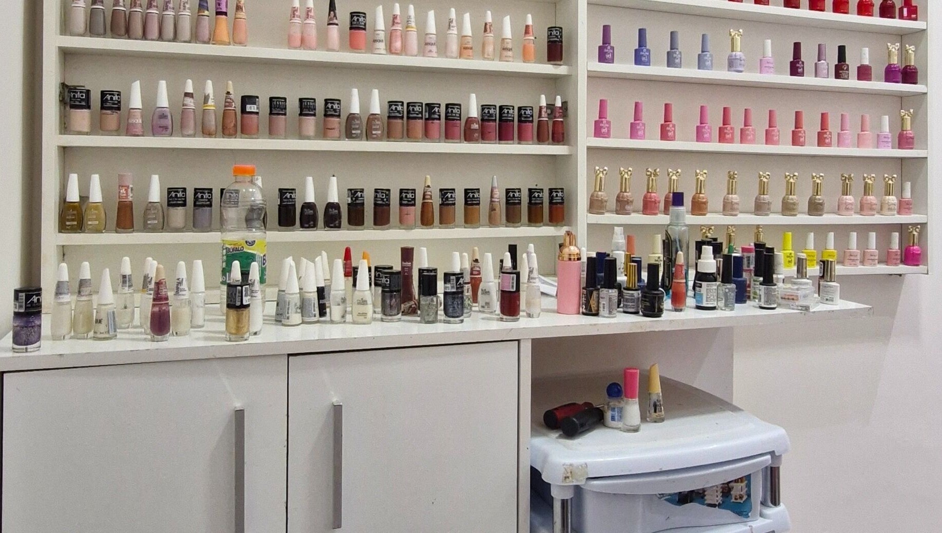 Exposição de esmaltes coloridos no Studio de Unhas em Bauru, São Paulo, BR.