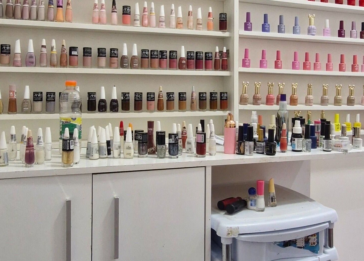 Exposição de esmaltes coloridos no Studio de Unhas em Bauru, São Paulo, BR.