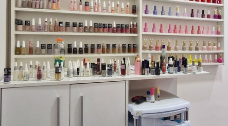 Exposição de esmaltes coloridos no Studio de Unhas em Bauru, São Paulo, BR.