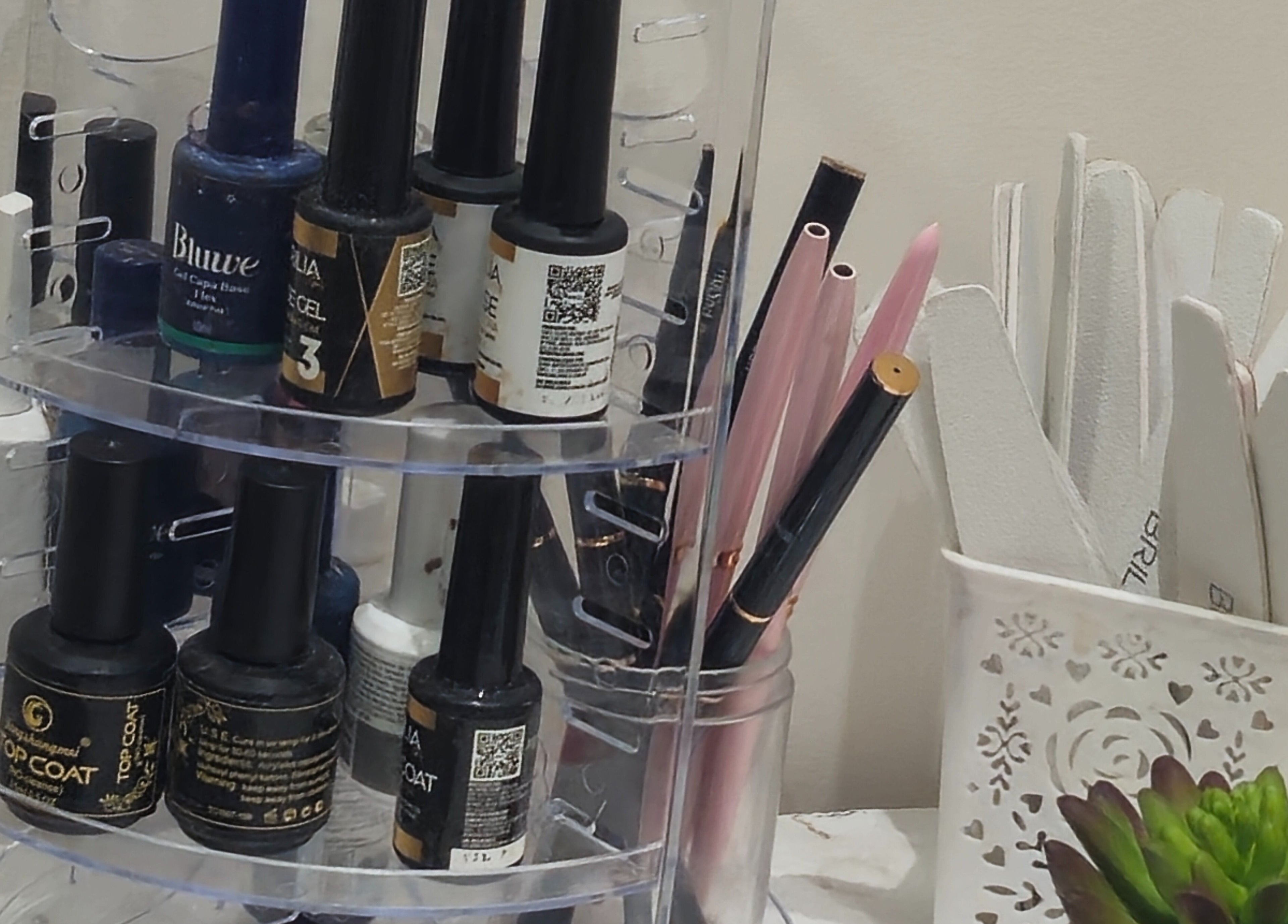 Produtos de manicure no Studio de Unhas, Bauru, São Paulo, BR, para cuidados com unhas.