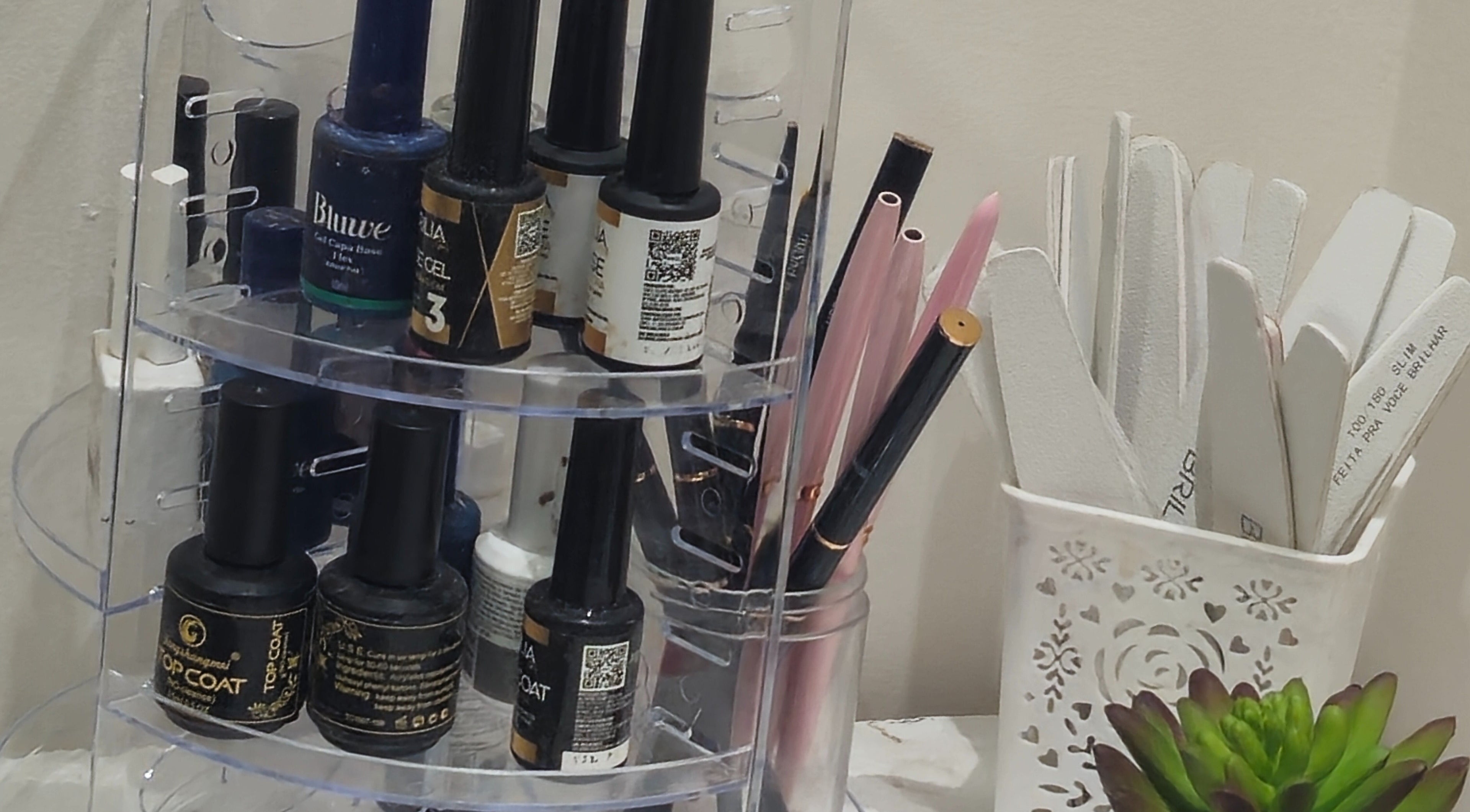 Produtos de manicure no Studio de Unhas, Bauru, São Paulo, BR, para cuidados com unhas.