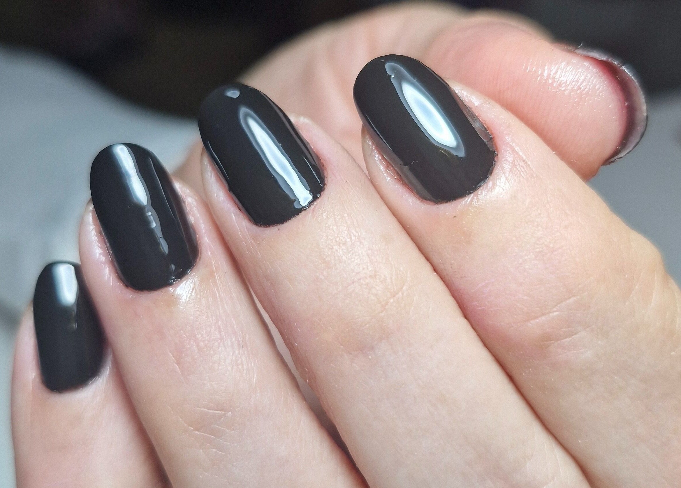 Unhas elegantes com esmalte preto no Studio de Unhas, Bauru, São Paulo, BR.