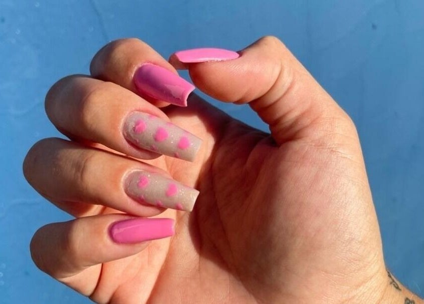 Unhas decoradas com esmalte rosa e glitter no Studio de Unhas, Bauru, São Paulo, BR.