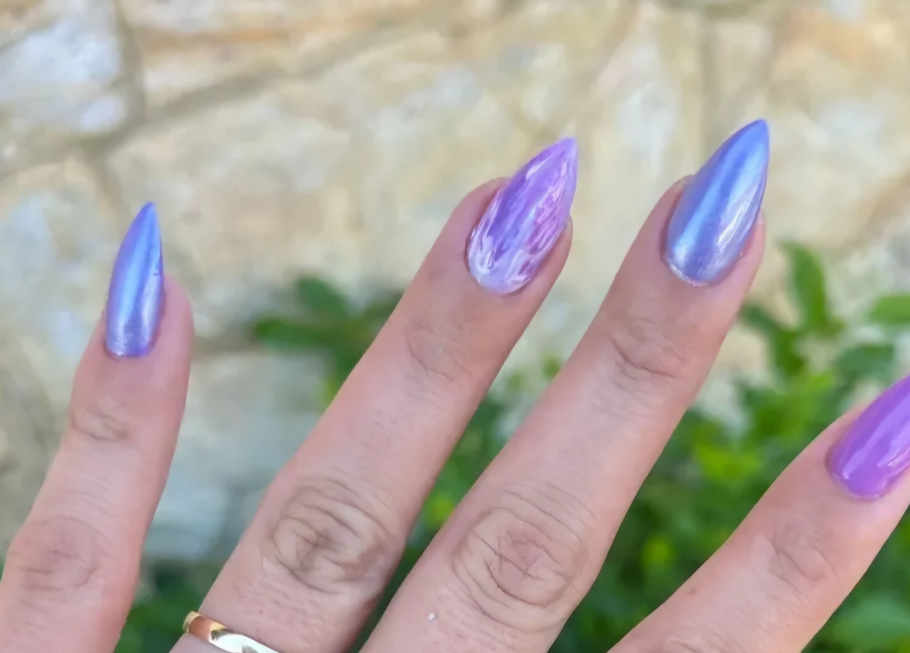 Unhas iridescentes em roxo no Studio de Unhas em Bauru, São Paulo, BR.