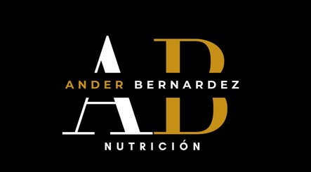 Logotipo de Ander Bernardez, nutrición en Leioa, País Vasco, ES con diseño moderno en negro y dorado.
