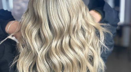 Blonde wavy hairstyle by hairbyelliemay in Royal Tunbridge Wells, England, GB. Elegant and soft texture.