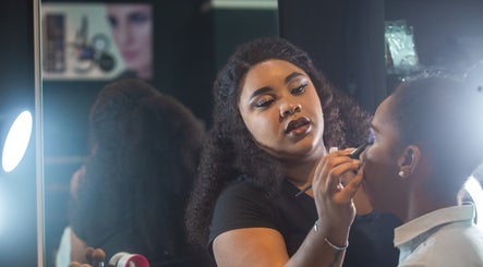 Makeup artist skillfully applying eyeshadow at Beautify By Omie in Willemstad, Curaçao, CW.