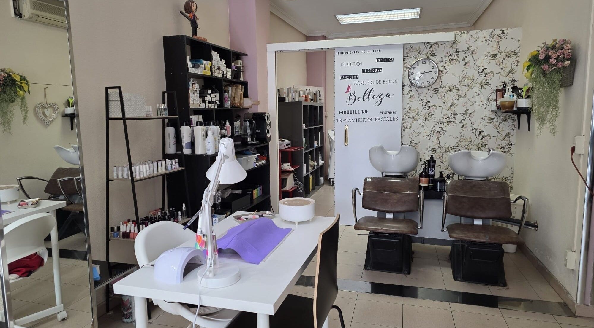 Interior de Infiniti Peluquería y Estética en Palencia, Castilla Y León, ES, mostrando estaciones de lavado modernas.