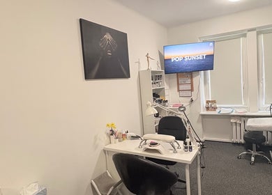 Затишний інтер'єр салону QuickNails у Мазовецьке, Польща, з манікюрним столом і приладдям.