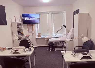 Сучасний інтер'єр салону QuickNails у Mazowieckoe, Poland, PL з манікюрними столами.