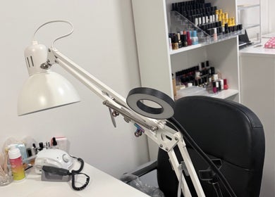 Сучасне робоче місце для манікюру в QuickNails, Mazowieckoe, Poland, PL з лампою та інструментами.