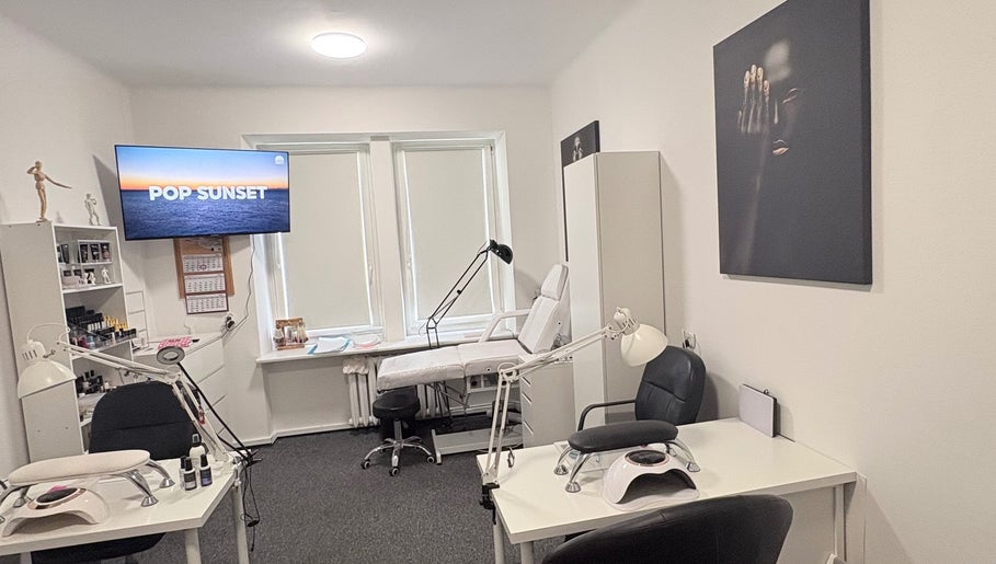 Затишний інтер'єр студії QuickNails у Мазовії, Польща. Манікюрне обладнання та сучасний декор.