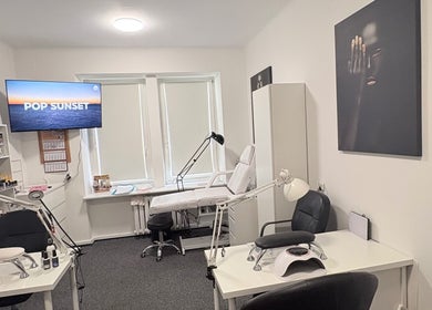 Затишний інтер'єр студії QuickNails у Мазовії, Польща. Манікюрне обладнання та сучасний декор.