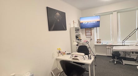 Затишний інтер'єр салону QuickNails в Мазовецькому, Польща, PL з робочою зоною для манікюру.