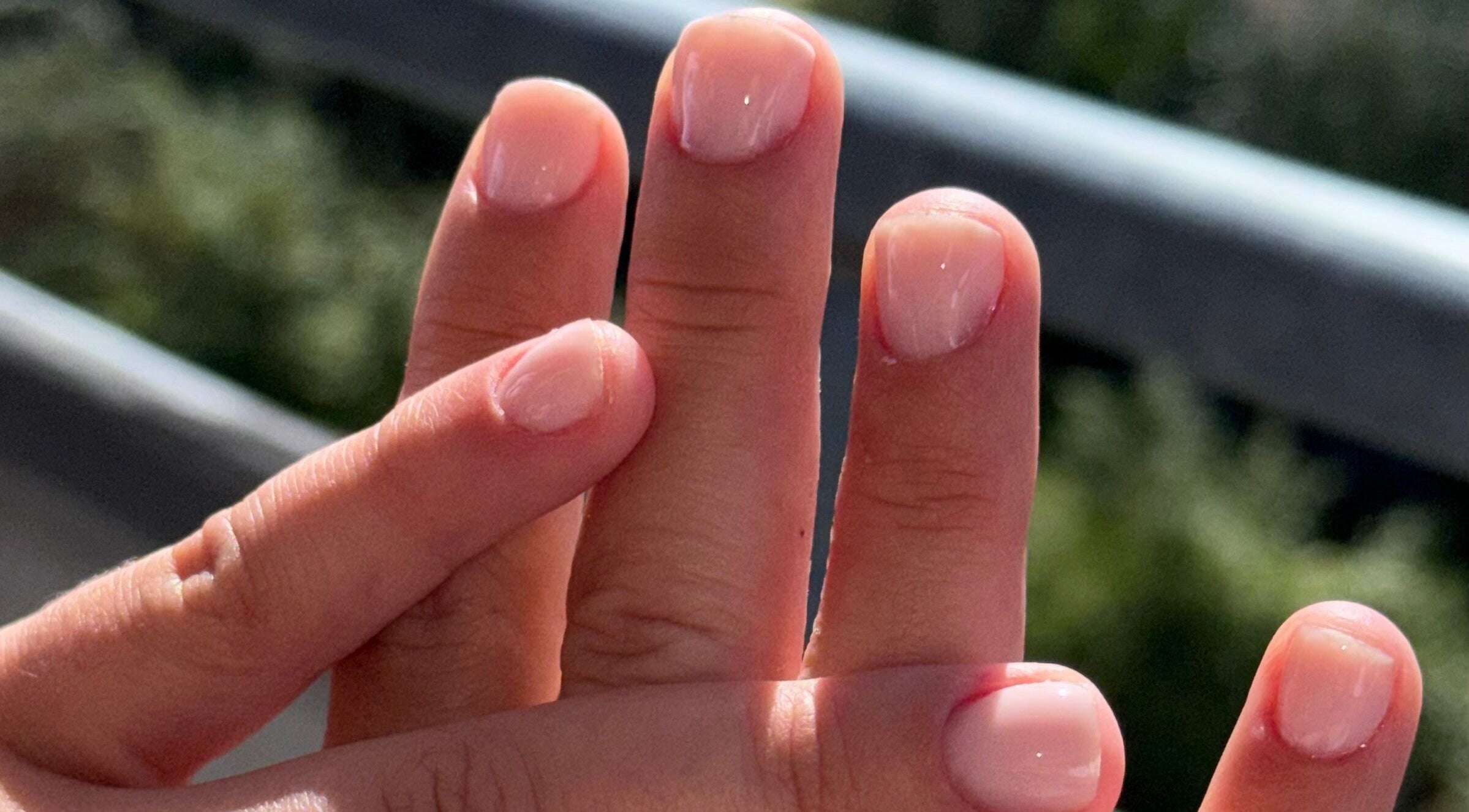 Mains avec vernis naturel chez MÉVA Nails, Sathonay-camp, Auvergne-rhône-alpes, FR.