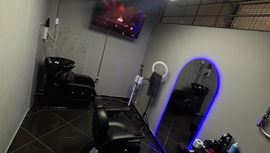 Modern barber station at Medina BarberStudio, Bellavista, Callao, PE with ambient lighting and sleek design.