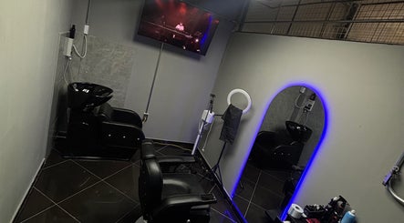 Modern barber station at Medina BarberStudio, Bellavista, Callao, PE with ambient lighting and sleek design.