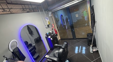 Modern interior of Medina BarberStudio in Bellavista, Callao, PE showcasing a sleek barber chair and mirror.