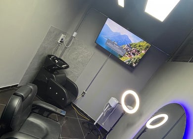 Modern barber setup at Medina BarberStudio in Bellavista, Callao, PE, featuring stylish chairs and mirrors.