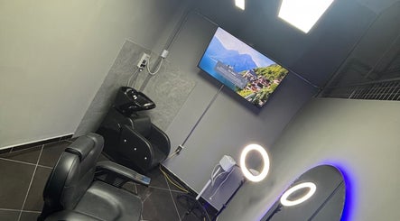 Modern barber setup at Medina BarberStudio in Bellavista, Callao, PE, featuring stylish chairs and mirrors.