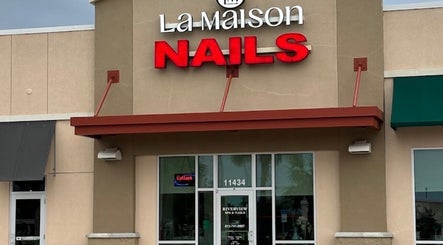 Exterior of 813 Nail Collective in Riverview, Florida, US, showcasing welcoming entrance.