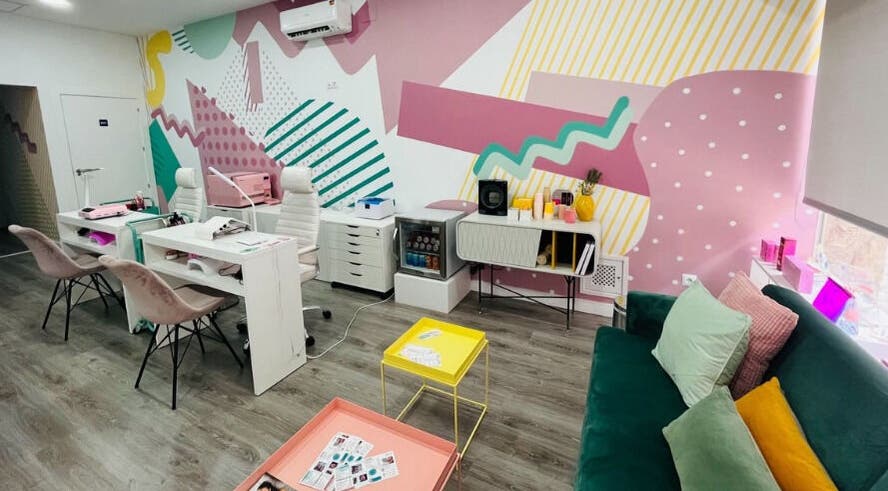 Interior moderno y colorido de WOW BY ELENA SAEZ en Toledo, Castilla-la Mancha, ES.