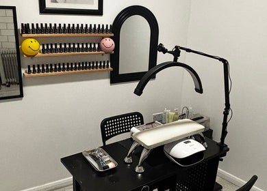 Estação de manicure no Studio Mhabe Nail, Brighton And Hove, England, GB. Pronto para cuidados com as unhas.