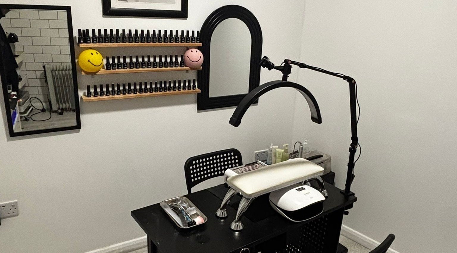 Estação de manicure no Studio Mhabe Nail, Brighton And Hove, England, GB. Pronto para cuidados com as unhas.