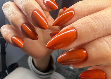 Unhas elegantes com esmalte laranja no Studio Mhabe Nail, Brighton And Hove, England, GB.