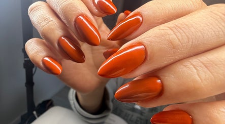 Unhas elegantes com esmalte laranja no Studio Mhabe Nail, Brighton And Hove, England, GB.