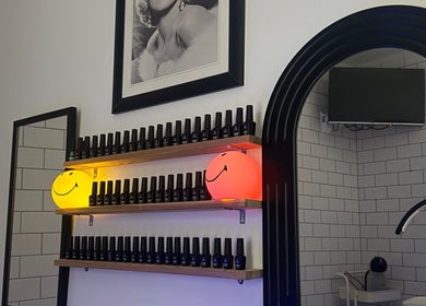 Estante de esmaltes com luzes sorridentes no Studio Mhabe Nail, Brighton And Hove, England, GB.