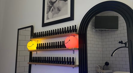 Estante de esmaltes com luzes sorridentes no Studio Mhabe Nail, Brighton And Hove, England, GB.