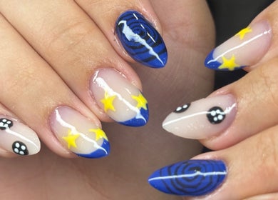 Arte de unhas cósmicas com estrelas no Studio Mhabe Nail em Brighton And Hove, England, GB.