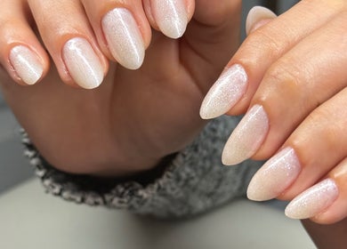 Unhas elegantes com brilho no Studio Mhabe Nail em Brighton And Hove, England, GB.