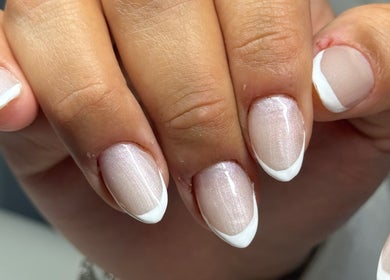 Unhas francesas bem cuidadas no Studio Mhabe Nail, Brighton And Hove, England, GB.