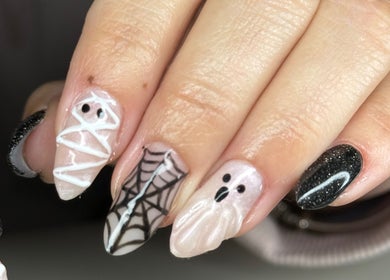 Arte de unhas com tema Halloween no Studio Mhabe Nail em Brighton And Hove, England, GB.