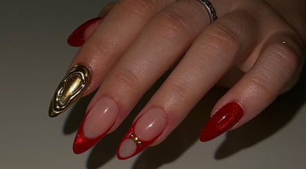 Elegant red and gold nail design at Gen Lu Beauty Studio, Panamá, Provincia De Panamá, PA.