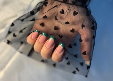 Unghii franțuzești verzi la Larisa Nail Technician, Peasedown Saint John, England, GB.