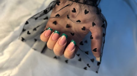 Unghii franțuzești verzi la Larisa Nail Technician, Peasedown Saint John, England, GB.