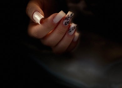 Unghii albe cu modele florale realizate de Larisa Nail Technician, Peasedown Saint John, England, GB.