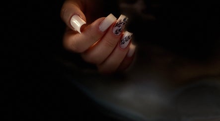 Unghii albe cu modele florale realizate de Larisa Nail Technician, Peasedown Saint John, England, GB.