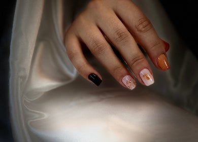 Unghii elegante cu design floral la Larisa Nail Technician, Peasedown Saint John, England, GB.