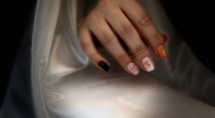 Unghii elegante cu design floral la Larisa Nail Technician, Peasedown Saint John, England, GB.