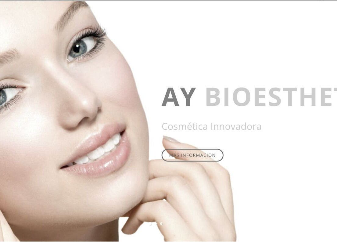 Modelo de belleza radiante en AY BIOSTHETICA, Santander, Cantabria, ES, cosmética innovadora.