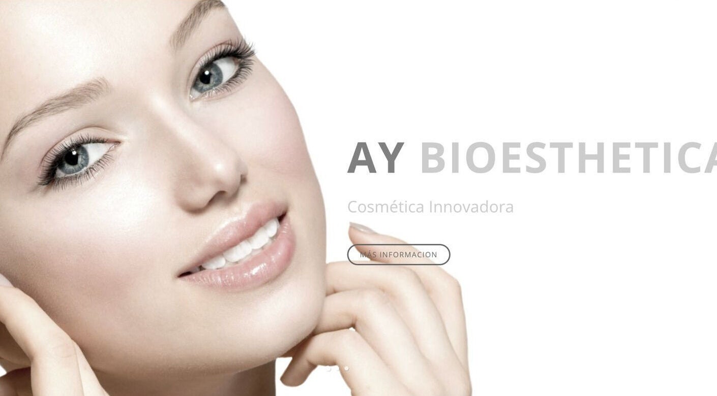 Modelo de belleza radiante en AY BIOSTHETICA, Santander, Cantabria, ES, cosmética innovadora.