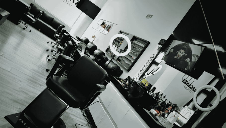 Interior moderno de Eleganza Studio en Pereira, Risaralda, CO, mostrando estaciones de belleza.