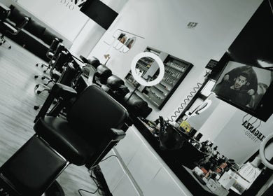 Interior moderno de Eleganza Studio en Pereira, Risaralda, CO, mostrando estaciones de belleza.