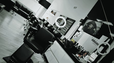 Interior moderno de Eleganza Studio en Pereira, Risaralda, CO, mostrando estaciones de belleza.